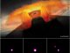 Illustration einer dicken, torusförmigen Materiescheibe um ein supermassives Schwarzes Loch. Die drei Einzelbilder unten sind Chandra-Aufnahmen von drei Quasaren, die im Rahmen der Studie untersucht wurden. (X-ray: NASA / CXC / Penn State / B.Luo et al.; Illustration: NASA / CXC / M.Weiss)