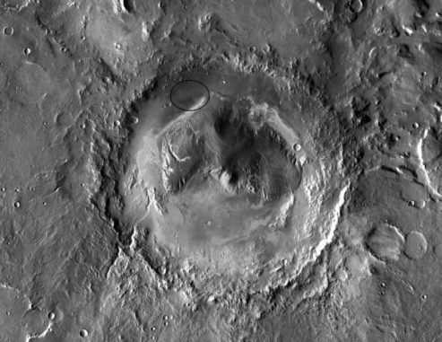 Der Gale-Krater auf dem Mars. Es scheint so, als hätte fließendes Wasser Kanäle an den Kraterwänden geschaffen. Der Curiosity-Rover landete am Fuß eines Schichtberges innerhalb dieses großen Kraters. (NASA / JPL-Caltech)