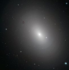 NGC 3923, aufgenommen vom Weltraumteleskop Hubble. (ESA / Hubble & NASA; Acknowledgement: Judy Schmidt)