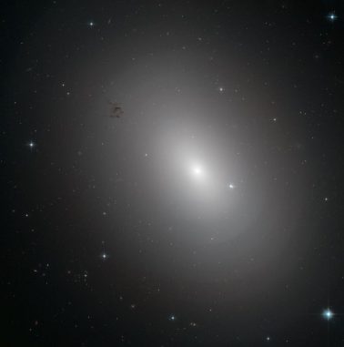 NGC 3923, aufgenommen vom Weltraumteleskop Hubble. (ESA / Hubble & NASA; Acknowledgement: Judy Schmidt)