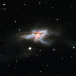 Hubble-Aufnahme der Galaxie NGC 6240. (NASA, ESA, the Hubble Heritage (STScI / AURA) - ESA / Hubble Collaboration, and A. Evans (University of Virginia, Charlottesville / NRAO / Stony Brook University))