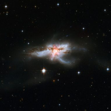 Hubble-Aufnahme der Galaxie NGC 6240. (NASA, ESA, the Hubble Heritage (STScI / AURA) - ESA / Hubble Collaboration, and A. Evans (University of Virginia, Charlottesville / NRAO / Stony Brook University)) Hubble-Aufnahme der Galaxie NGC 6240. (NASA, ESA, the Hubble Heritage (STScI / AURA) - ESA / Hubble Collaboration, and A. Evans (University of Virginia, Charlottesville / NRAO / Stony Brook University))