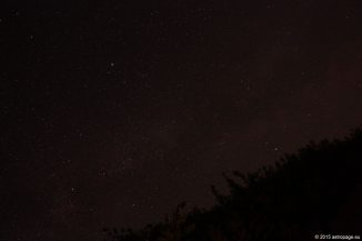 Der Sternenhimmel über dem Veranstaltungsgelände des Internationalen Teleskoptreffens Vogelsberg ITV 2015 am Gederner See. Der helle Stern etwas links oberhalb der Bildmitte ist die Wega im Sternbild Leier. (astropage.eu)