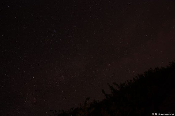 Der Sternenhimmel über dem Veranstaltungsgelände des Internationalen Teleskoptreffens Vogelsberg ITV 2015 am Gederner See. Der helle Stern etwas links oberhalb der Bildmitte ist die Wega im Sternbild Leier. (astropage.eu) Der Sternenhimmel über dem Veranstaltungsgelände des Internationalen Teleskoptreffens Vogelsberg ITV 2015 am Gederner See. Der helle Stern etwas links oberhalb der Bildmitte ist die Wega im Sternbild Leier. (astropage.eu)