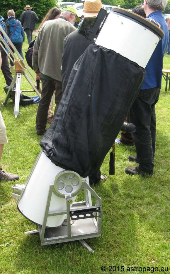 Dobson-Teleskop mit verbesserter Rockerbox aus Metall. (astropage.eu)