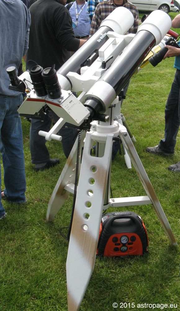 Bino aus zwei Skywatcher-Refraktoren inklusive elektrischer Hubsäule. (astropage.eu)