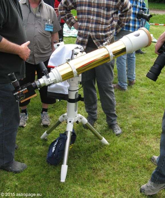 Adaption eines Coronado PST an einen größeren Refraktor für besseres Auflösungsvermögen bei H-alpha-Beobachtungen der Sonne. (astropage.eu)
