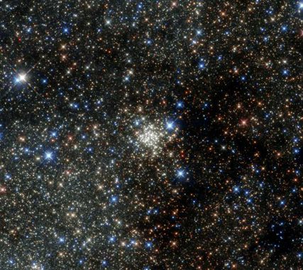 Der Arches Cluster, aufgenommen vom Weltraumteleskop Hubble. (NASA & ESA) Der Arches Cluster, aufgenommen vom Weltraumteleskop Hubble. (NASA & ESA)