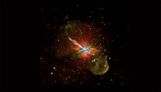 Die Galaxie Centaurus A liegt etwa zwölf Millionen Lichtjahre von der Erde entfernt und besitzt einen gigantischen Jet, der von ihrem zentralen supermassiven Schwarzen Loch ausgeht. Auf diesem Bild ist Röntgenstrahlung von geringer (rot), mittlerer (grün) und hoher Energie (blau) gekennzeichnet. (Photo courtesy NASA / CXC / U. Birmingham / M. Burke et al.)