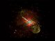 Die Galaxie Centaurus A liegt etwa zwölf Millionen Lichtjahre von der Erde entfernt und besitzt einen gigantischen Jet, der von ihrem zentralen supermassiven Schwarzen Loch ausgeht. Auf diesem Bild ist Röntgenstrahlung von geringer (rot), mittlerer (grün) und hoher Energie (blau) gekennzeichnet. (Photo courtesy NASA / CXC / U. Birmingham / M. Burke et al.)