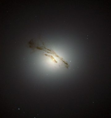 Der Kernbereich der Galaxie Messier 84, aufgenommen vom Weltraumteleskop Hubble. (ESA / Hubble & NASA)