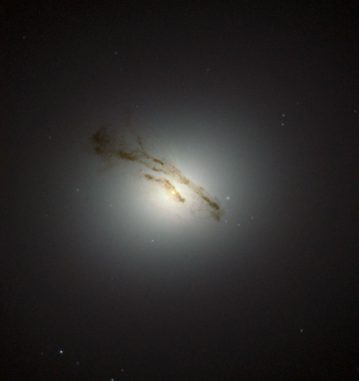Der Kernbereich der Galaxie Messier 84, aufgenommen vom Weltraumteleskop Hubble. (ESA / Hubble & NASA) Der Kernbereich der Galaxie Messier 84, aufgenommen vom Weltraumteleskop Hubble. (ESA / Hubble & NASA)