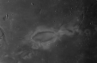 Der Swirl Reiner Gamma auf der erdzugewandten Seite des Mondes. Eine neue Studie kommt zu dem Ergebnis, dass diese Swirls die Folge eines Kometeneinschlags sein könnten. (NASA / Lunar Reconnaissance Orbiter)