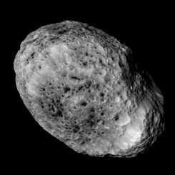 Der Saturnmond Hyperion, aufgenommen von der Raumsonde Cassini aus fast 60.000 Kilometern Entfernung. (NASA / JPL-Caltech / Space Science Institute)