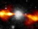 Die helle Radiogalaxie NGC 4261 im sichtbaren Licht (weiß) und in Radiowellenlängen (orange). Sie zeigt zwei Jets, von ihrem Kernbereich in entgegengesetzte Richtungen ausgestoßen werden. Die neue Studie bestimmt das Alter der Jets und ihre Quelle genauer als bisher. (Optical Image: NASA / Hubble / WFPC; Radio Image: National Radio Astronomy Observatory)
