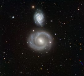 NGC 800 (oben) und NGC 799 (unten), aufgenommen vom Very Large Telescope der Europäischen Südsternwarte. (ESO)