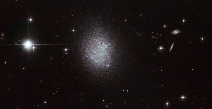 Hubble-Aufnahme der blauen, kompakten Zwerggalaxie UGC 11411. (ESA / Hubble & NASA)