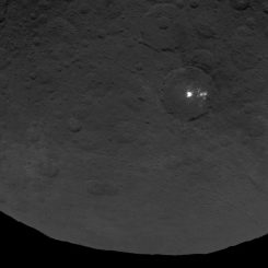 Eine Ansammlung rätselhafter, heller Flecken auf der Oberfläche des Zwergplaneten Ceres. Weitere Bilder und Daten könnten Aufschluss über die Natur der Flecken geben. (NASA / JPL-Caltech / UCLA / MPS / DLR / IDA)
