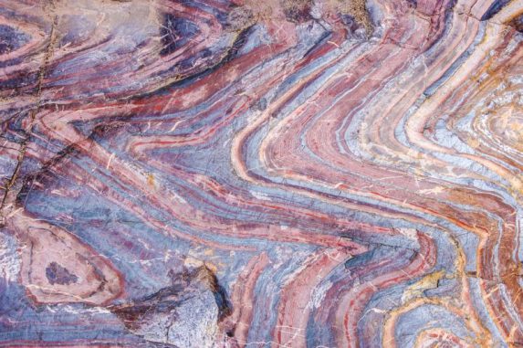 Bändererz-Formationen sind die Hauptquelle für Eisen weltweit. Dieses Bändererz aus dem Soudan Underground Mine State Park in Minnesota ist etwa 2,7 Milliarden Jahre alt. (Clark Johnson)