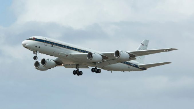 Das NASA-Forschungsflugzeug vom Typ DC-8 kommt bei der Erforschung nächtlicher Gewitter über den Great Plains zum Einsatz. (NASA) Das NASA-Forschungsflugzeug vom Typ DC-8 kommt bei der Erforschung nächtlicher Gewitter über den Great Plains zum Einsatz. (NASA)