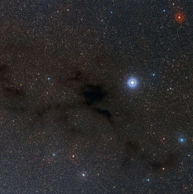 Diese Aufnahme der Dunkelwolke Lupus 4 wurde aus Daten des Digitized Sky Survey 2 erstellt. (ESO / Digitized Sky Survey 2)