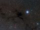 Diese Aufnahme der Dunkelwolke Lupus 4 wurde aus Daten des Digitized Sky Survey 2 erstellt. (ESO / Digitized Sky Survey 2)