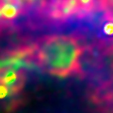 Ein Bild des Rings um den Stern Lambda Orionis, basierend auf Daten des Planck-Satelliten. Der Ring, hier in pink dargestellt, ist etwa 200 Lichtjahre groß. Rot repräsentiert die anomalen Mikrowellenemissionen, grün zeigt die Emissionen von interstellarem Plasma an und blau kennzeichnet Strahlung der Elektronen, die sich in Magnetfeldern bewegen. (M. Peel / JCBA / Planck / ESA)