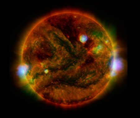 Dieses Bild basiert auf den Daten mehrerer Teleskope und zeigt eruptierende, aktive Regionen auf der Sonnenoberfläche. (NASA / JPL-Caltech / GSFC / JAXA) Dieses Bild basiert auf den Daten mehrerer Teleskope und zeigt eruptierende, aktive Regionen auf der Sonnenoberfläche. (NASA / JPL-Caltech / GSFC / JAXA)