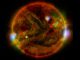 Dieses Bild basiert auf den Daten mehrerer Teleskope und zeigt eruptierende, aktive Regionen auf der Sonnenoberfläche. (NASA / JPL-Caltech / GSFC / JAXA)