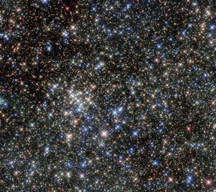 Der Quintuplet-Sternhaufen, aufgenommen vom Weltraumteleskop Hubble in infraroten Wellenlängen. (ESA / Hubble & NASA)