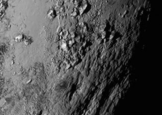 Nahaufnahme einer Region in der Nähe des Äquators von Pluto. Sie zeigt eine junge Berglandschaft mit bis zu 3.500 Meter hohen Bergen aus Eis. (NASA / JHU APL / SwRI)