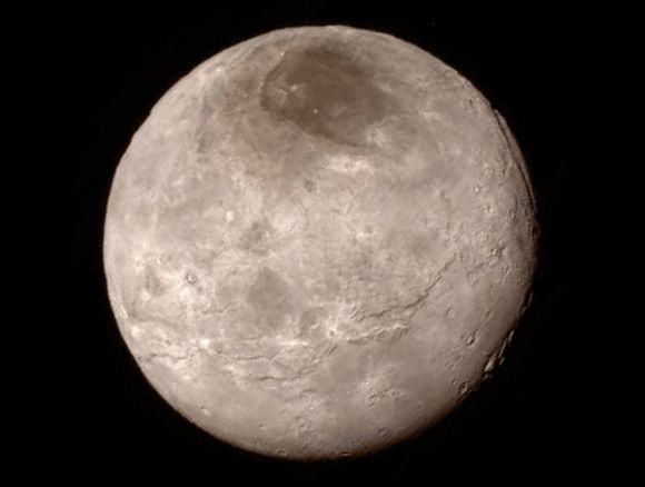 Diese Aufnahme zeigt Charon, den größten Mond Plutos. Deutlich erkennbar ist ein Grabenbruchsystem, das rund 600 Kilometer lang ist. Oben rechts ist ein etwa sieben bis neun Kilometer tiefer Canyon zu sehen. (NASA 7 JHU APL / SwRI)