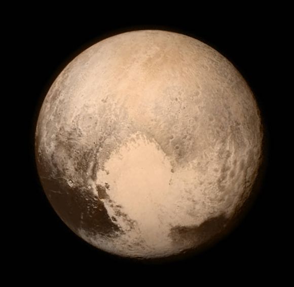 Der Zwergplanet Pluto aus einer Entfernung von 768.000 Kilometern. Die herzförmige Struktur nahe des Äquators fällt sofort ins Auge. (NASA / APL / SwRI)