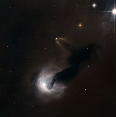 Diese Hubble-Aufnahme zeigt das junge stellare Objekt SSTC2D J033038.2+303212 (Mitte oben), den Reflexionsnebel [B77] 63 (Mitte) und die Dunkelwolke Dobashi 4173 (rechts). (ESA / Hubble & NASA)