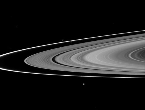 Cassini-Aufnahme von Saturns Ringsystem. Der F-Ring ist der äußerste Ring auf dem Bild. Seine Schäfermonde Prometheus und Pandora sind etwas oberhalb der Bildmitte zu sehen. (NASA / JPL / Space Science Institute)