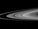 Cassini-Aufnahme von Saturns Ringsystem. Der F-Ring ist der äußerste Ring auf dem Bild. Seine Schäfermonde Prometheus und Pandora sind etwas oberhalb der Bildmitte zu sehen. (NASA / JPL / Space Science Institute)