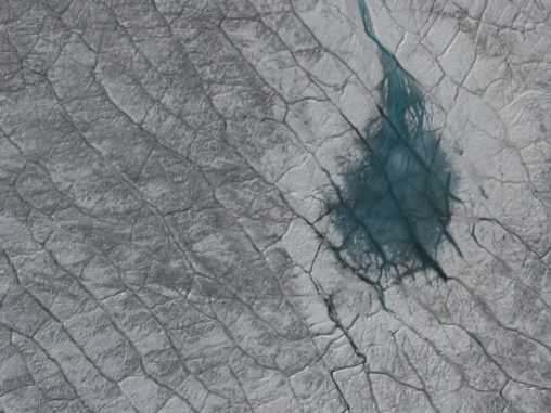 Türkisfarbenes Schmelzwasser auf dem Grönländischen Eisschild, aufgenommen aus der Luft. (NASA)