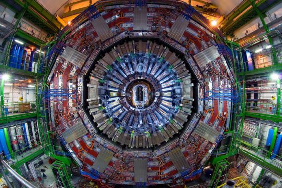 Für die Forschungsarbeit wurde der hier abgebildete CMS-Detektor des Large Hadron Collider (LHC) am CERN genutzt. (Photo courtesy CERN) Für die Forschungsarbeit wurde der hier abgebildete CMS-Detektor des Large Hadron Collider (LHC) am CERN genutzt. (Photo courtesy CERN)