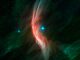 Dieses Infrarotbild stammt vom Spitzer Space Telescope. Es zeigt, wie stellare Winde von dem sich schnell bewegenden Stern Zeta Ophiuchi eine Schockwelle erzeugen, wenn sie auf das interstellare Medium treffen. (NASA / JPL-Caltech)