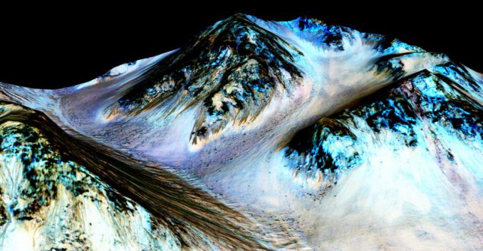 Bearbeitetes Falschfarbenbild von dunklen Streifen auf einem Abhang des Hale-Kraters auf dem Mars. Eine neue Studie lässt darauf schließen, dass fließendes Wasser an der Entstehung dieser Strukturen beteiligt ist. (NASA / JPL-Caltech / Univ. of Arizona) Bearbeitetes Falschfarbenbild von dunklen Streifen auf einem Abhang des Hale-Kraters auf dem Mars. Eine neue Studie lässt darauf schließen, dass fließendes Wasser an der Entstehung dieser Strukturen beteiligt ist. (NASA / JPL-Caltech / Univ. of Arizona)