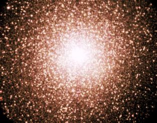 Ein optisches Bild des Kugelsternhaufens 47 Tucanae. Astronomen haben die Begleitsterne von fünf Millisekundenpulsaren in dem Kugelsternhaufen identifiziert. (South African Astronomical Observatory)