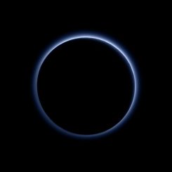 Blauer Dunst auf dem Zwergplaneten Pluto, aufgenommen von der NASA-Raumsonde New Horizons. Dieses Bild wurde mit Daten aus blauen, roten und nahinfraroten Aufnahmen erstellt, um der vom menschlichen Auge wahrgenommenen Farbe möglichst genau zu entsprechen. (NASA / JHUAPL / SwRI)