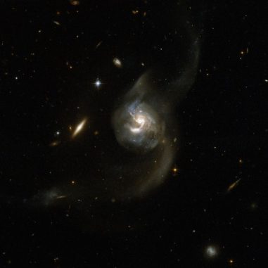 NGC 6090, hier aufgenommen vom Weltraumteleskop Hubble. (NASA, ESA, the Hubble Heritage Team (STScI / AURA) - ESA / Hubble Collaboration, A. Evans (University of Virginia, Charlottesville / NRAO / Stony Brook University), and G. Ostlin (Stockholm University))