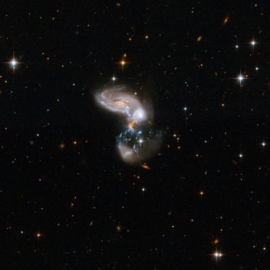 Das Galaxienpaar II Zw 96 ist ein Beispiel für zwei miteinander verschmelzende Galaxien. (NASA, ESA, the Hubble Heritage (STScI / AURA) - ESA / Hubble Collaboration, and A. Evans (University of Virginia, Charlottesville / NRAO / Stony Brook University)