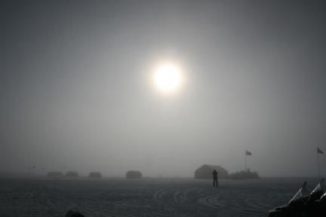 Die Sonne über der NEEM-Forschungsstation im Norden Grönlands. (Photo by: Raimund Muscheler)