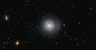 Markarian 820, aufgenommen vom Weltraumteleskop Hubble. (ESA / Hubble & NASA and N. Gorin (STScI); Acknowledgement: Judy Schmidt (http://www.geckzilla.com/)