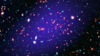 Der Galaxienhaufen MOO J1142+1527. Die roten Galaxien in der Bildmitte bilden das Zentrum des Galaxienhaufens. (NASA / JPL-Caltech / Gemini / CARMA)