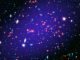 Der Galaxienhaufen MOO J1142+1527. Die roten Galaxien in der Bildmitte bilden das Zentrum des Galaxienhaufens. (NASA / JPL-Caltech / Gemini / CARMA)