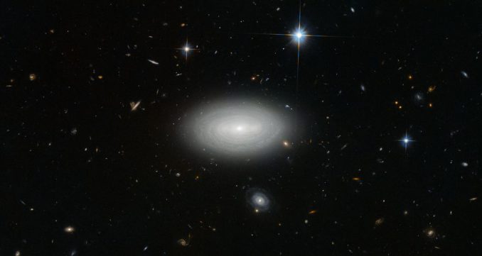 Die Galaxie MCG+01-02-15, aufgenommen vom Weltraumteleskop Hubble. (ESA / Hubble & NASA and N. Gorin (STScI); Acknowledgement: Judy Schmidt)