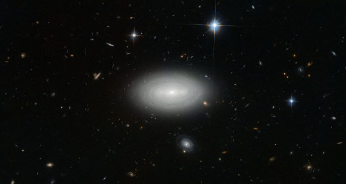 Die Galaxie MCG+01-02-15, aufgenommen vom Weltraumteleskop Hubble. (ESA / Hubble & NASA and N. Gorin (STScI); Acknowledgement: Judy Schmidt) Die Galaxie MCG+01-02-15, aufgenommen vom Weltraumteleskop Hubble. (ESA / Hubble & NASA and N. Gorin (STScI); Acknowledgement: Judy Schmidt)